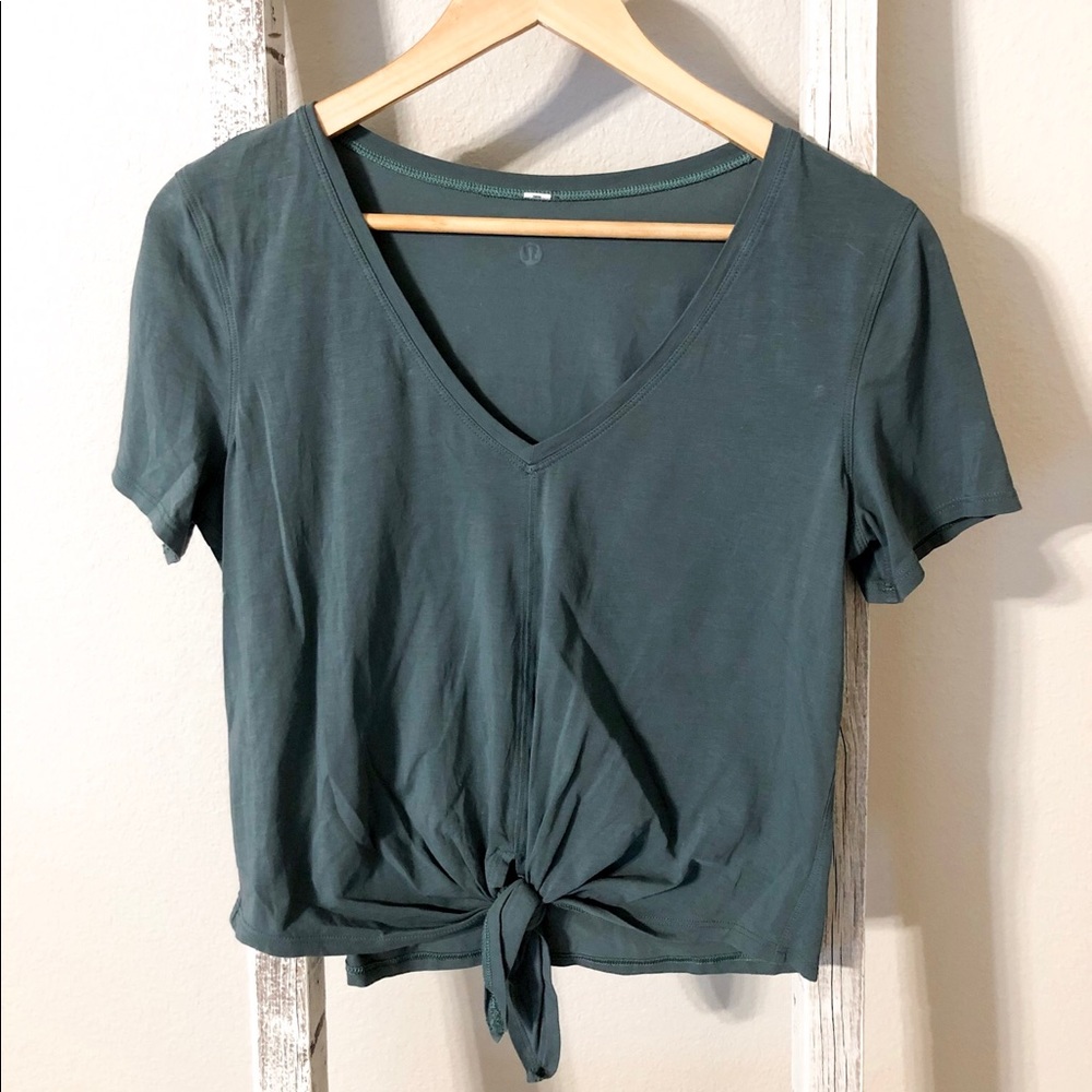 knot gonna fly tee from lululemon size 2